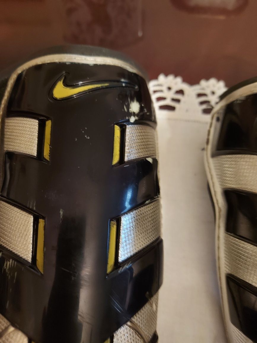 Caneleiras da Nike - Tam° M. Pretas, Patreadas e Amarelo.