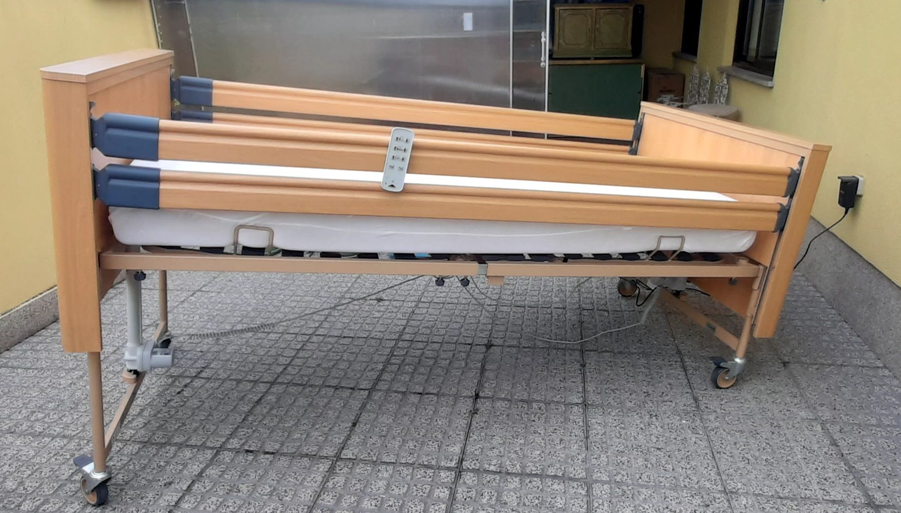 Cama articulada elétrica e elevatória hospitalar nova