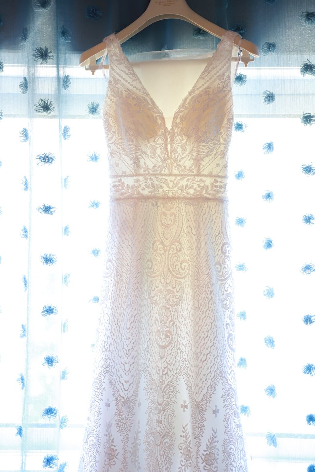 Vestido de noiva em renda com decote em V