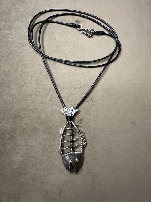 Fio /colar com peixe em prata