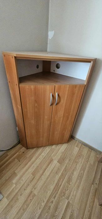 Narożna komoda w kolorze olchy miodowej z trzema półkami