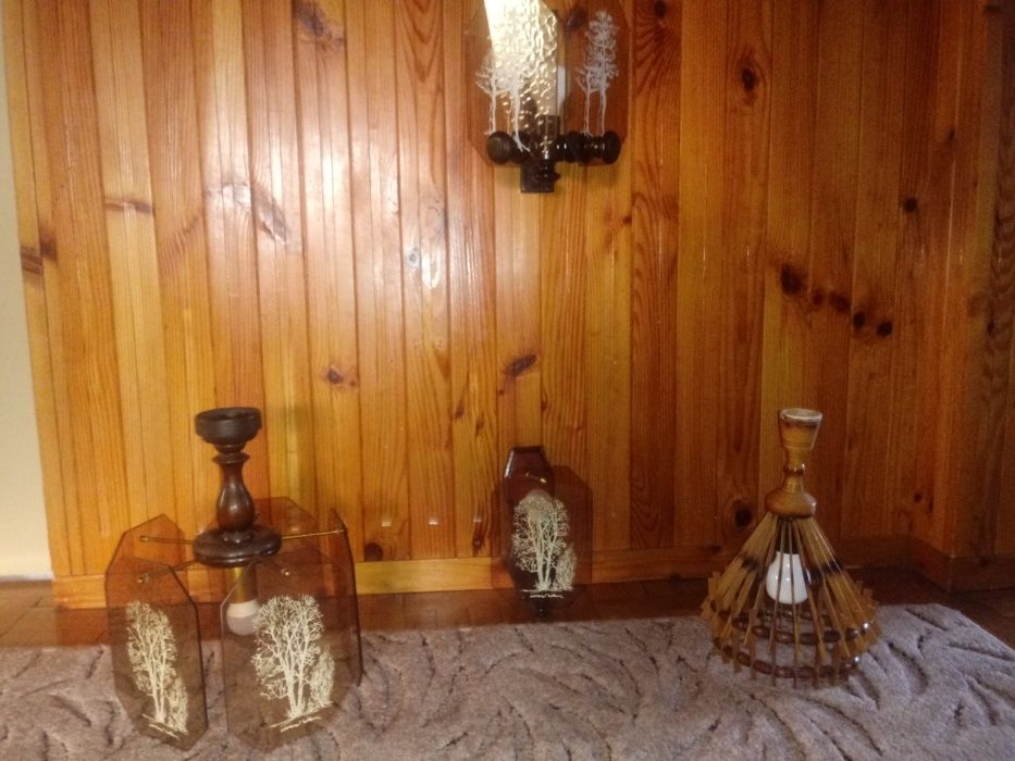 Lampy z drewna ozdobne.
