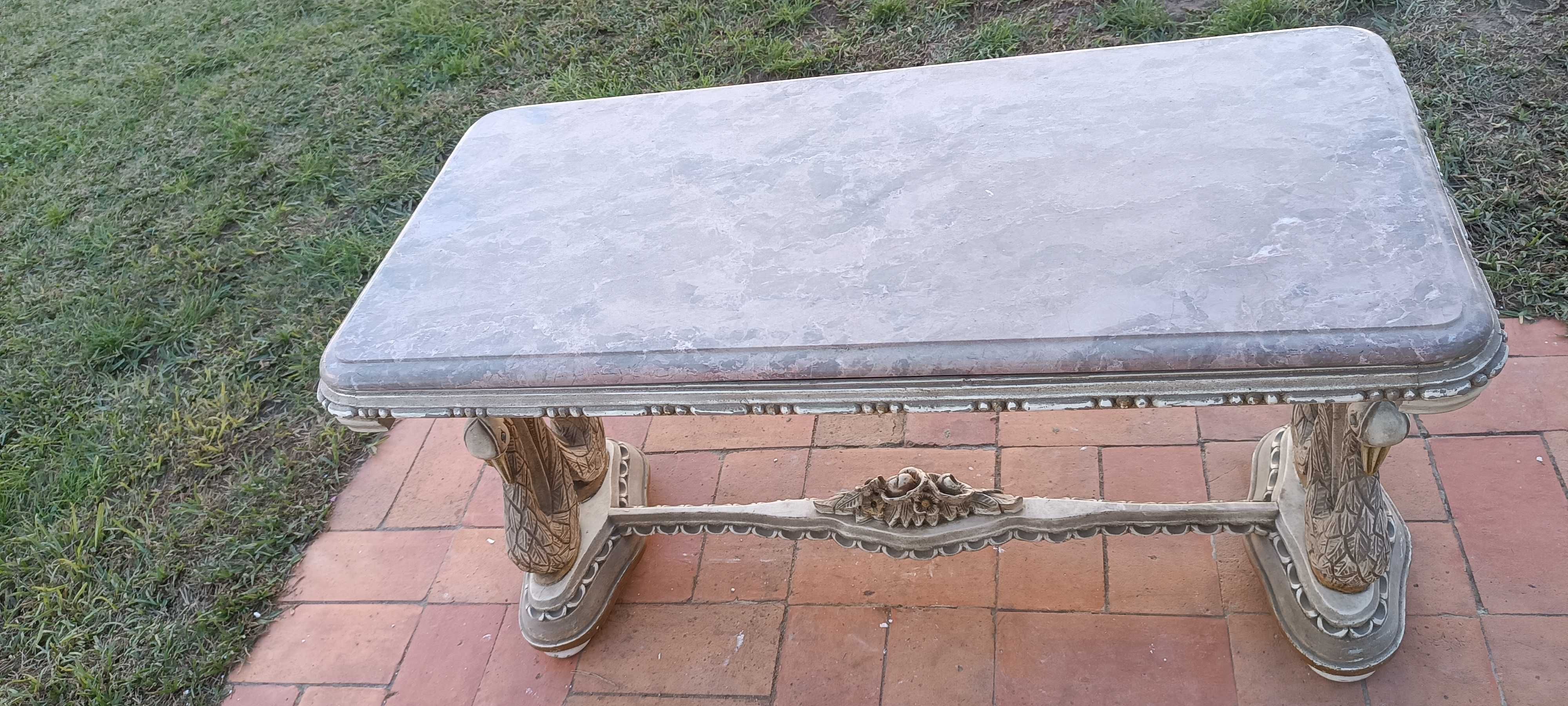 mesa antiga com tampo de pedra