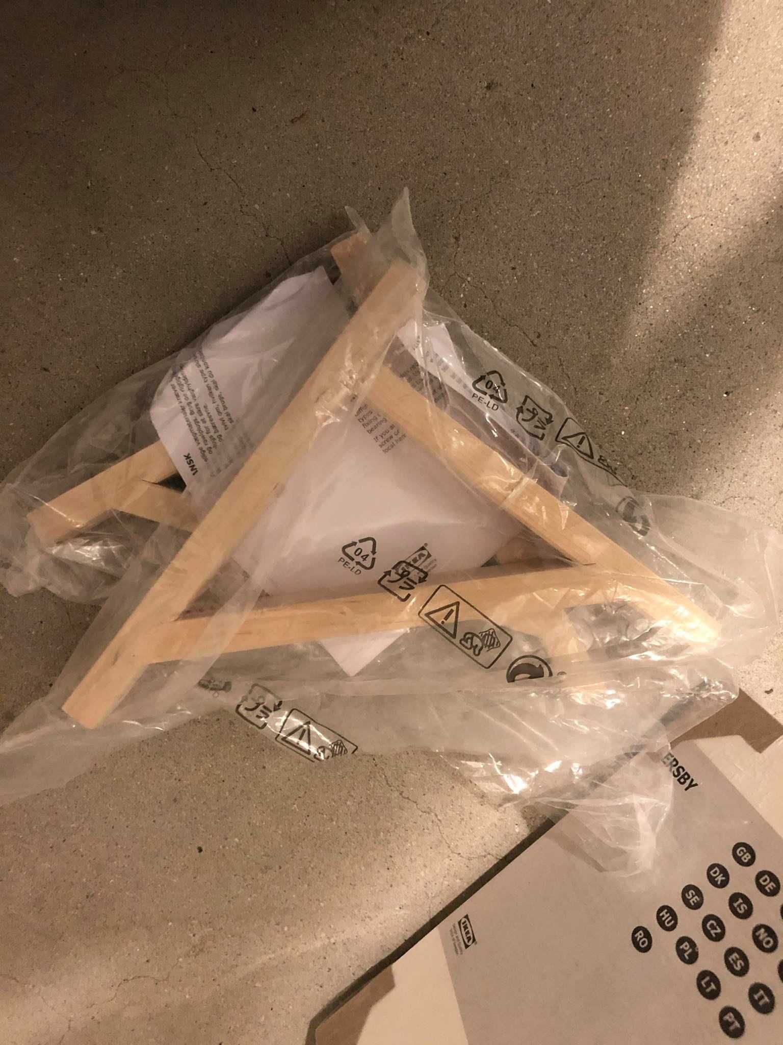 Prateleira branca com 2 suportes de madeira, IKEA (ainda embalado)