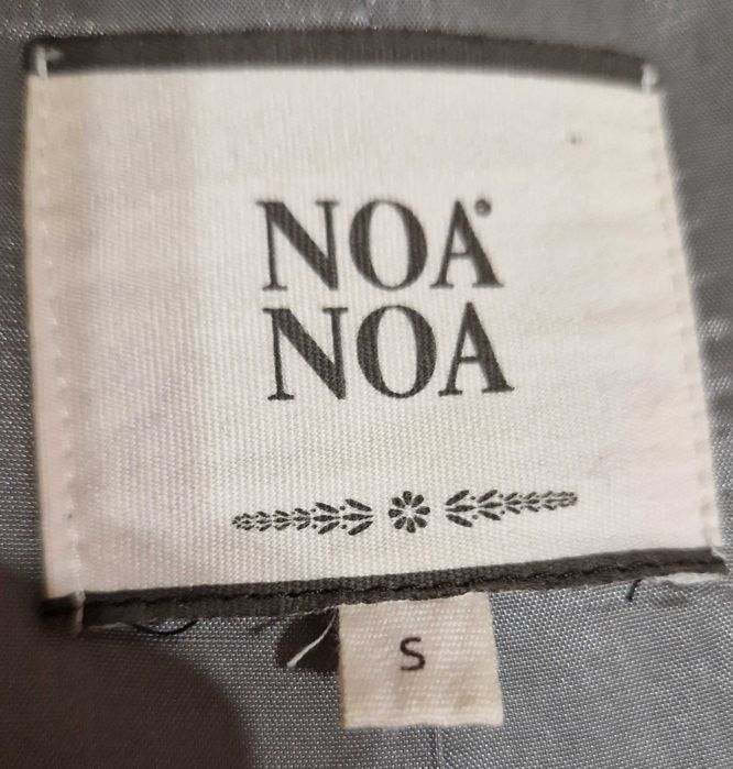 100% Wełniany płaszcz z haftowanymi kwiatami