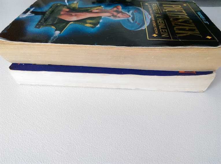 Robert A.  Heinlein "Kot który przenika ściany" i "Piętaszek"