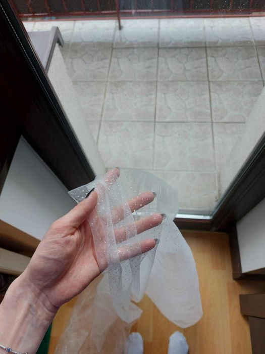 Długi welon ślubny – 230 cm, zimna biel z brokatem