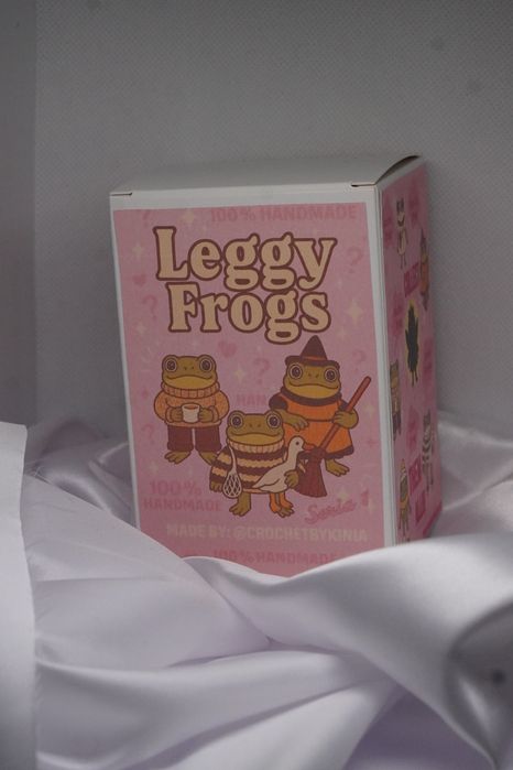 blindbox żabka brelok ala knitted frog w ubranku