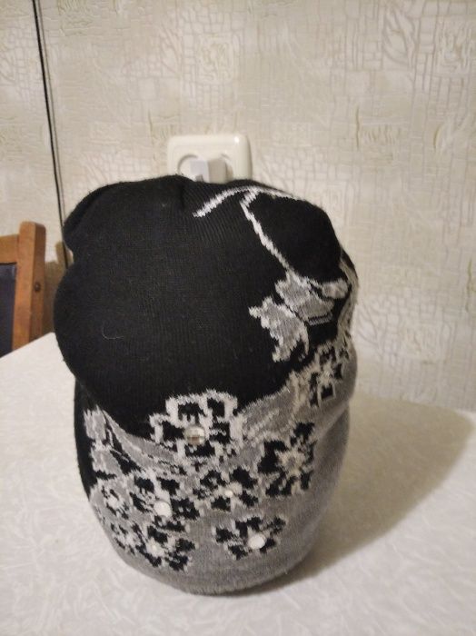продам женскую шерстяную шапку