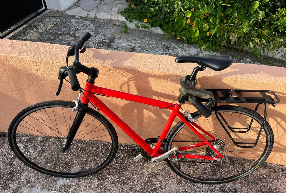 Bicicleta urbana em bom estado