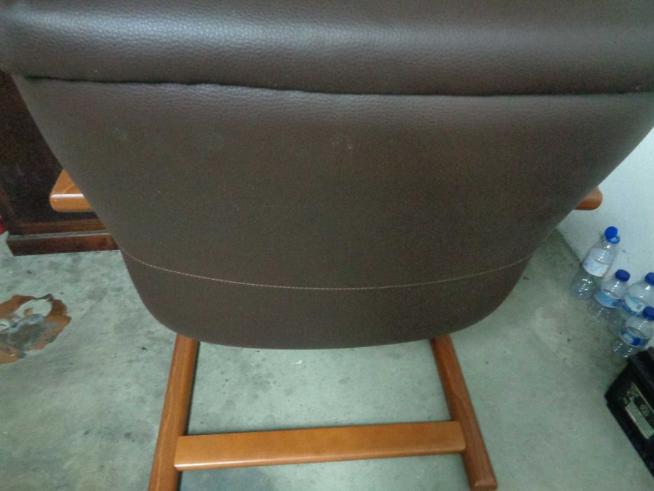 CADEIRAS pele e madeira (4)