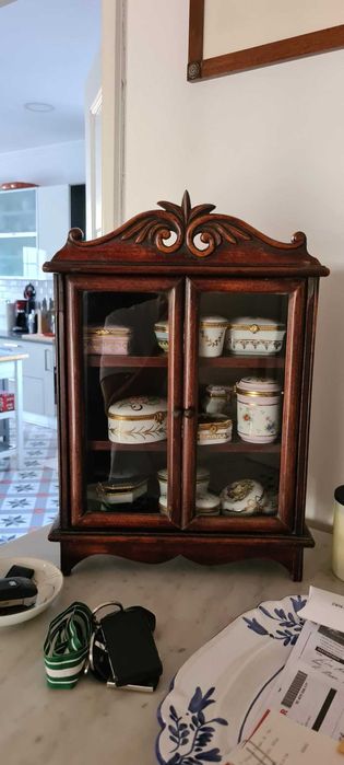 2 pequenos móveis com miniaturas em cerâmica