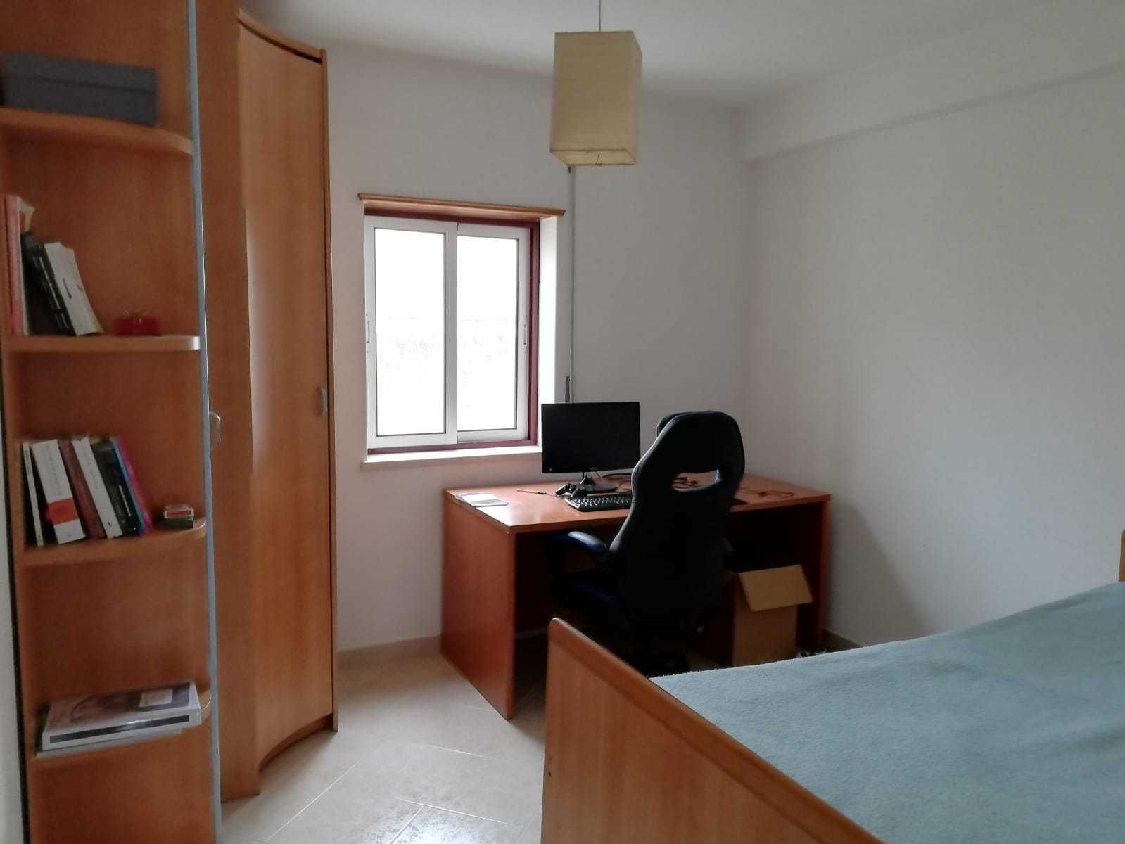 T2 Com Garagem / Centro Atouguia / Ao ano