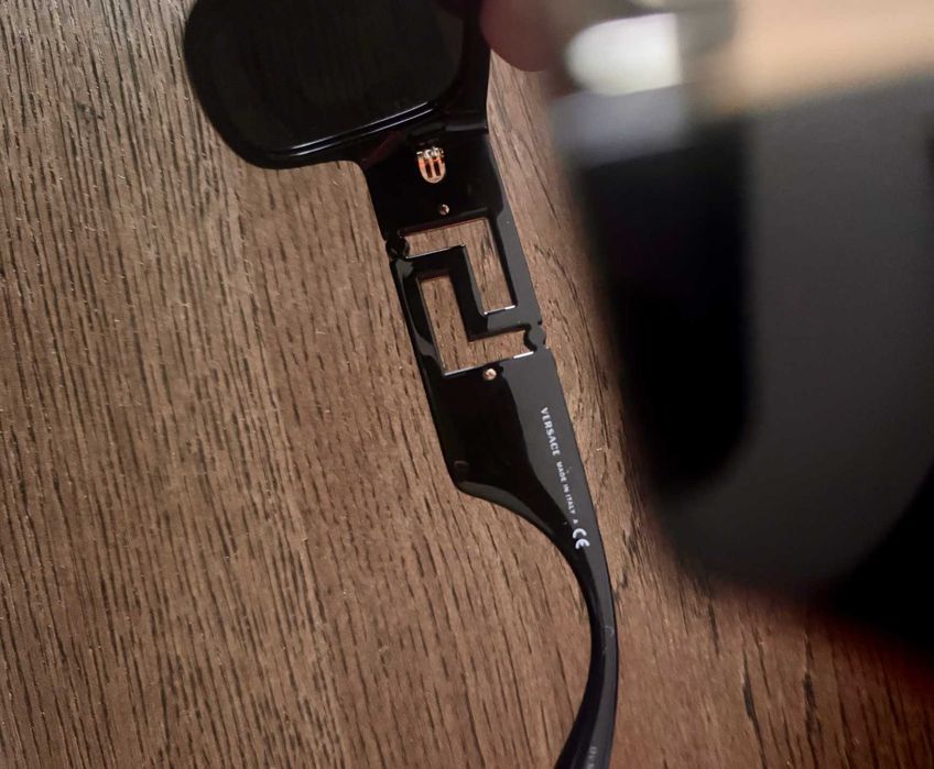 Óculos de Sol Versace – Detalhe Dourado – Excelente Estado