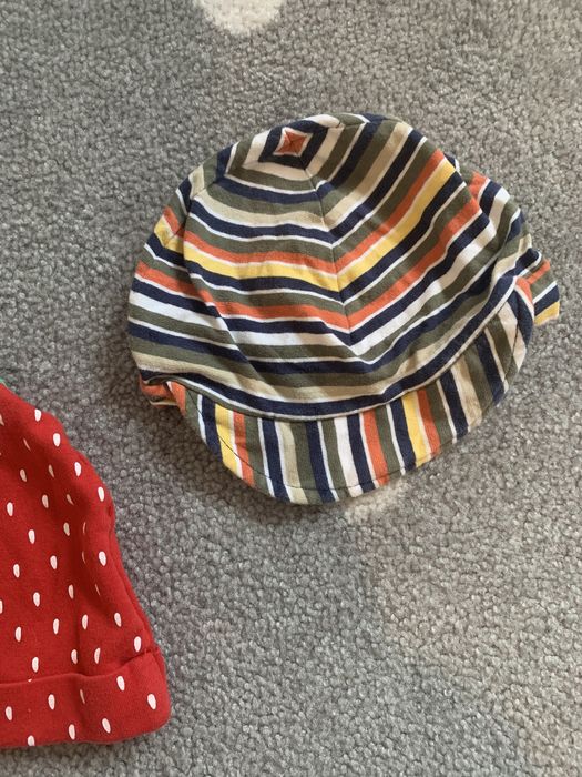 Czapeczka truskaweczka 6-10 mies plus gratis