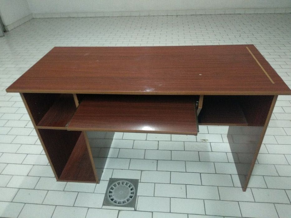 Secretária em madeira, c/ prateleira extraível p/teclado de computador