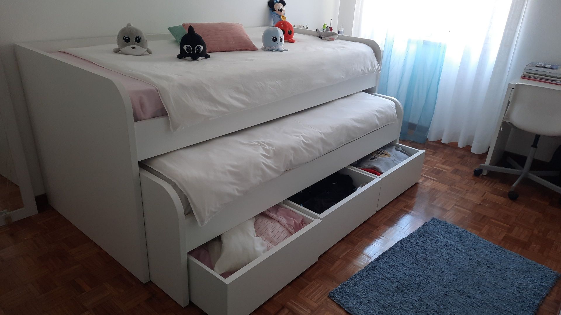 Cama com arrumação