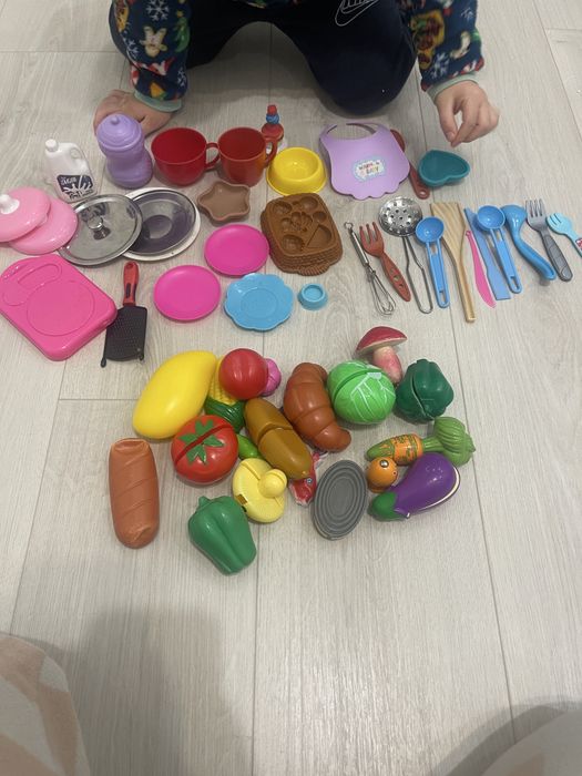 Дитячий посуд , овочі та фрукти для гри