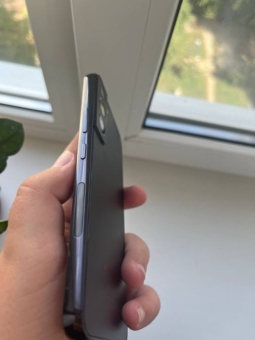 Samsung s22  мелкое недо пятно