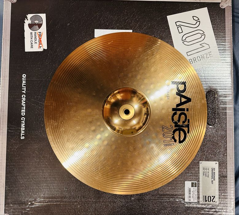 Pratos Paiste 201. Set Ride 20, crash 16, hi hat 14.