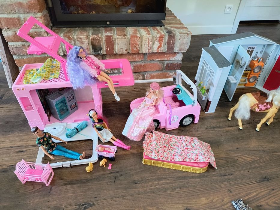 Kamper Barbie plus domek, lalki, konie i wiele akcesoriów