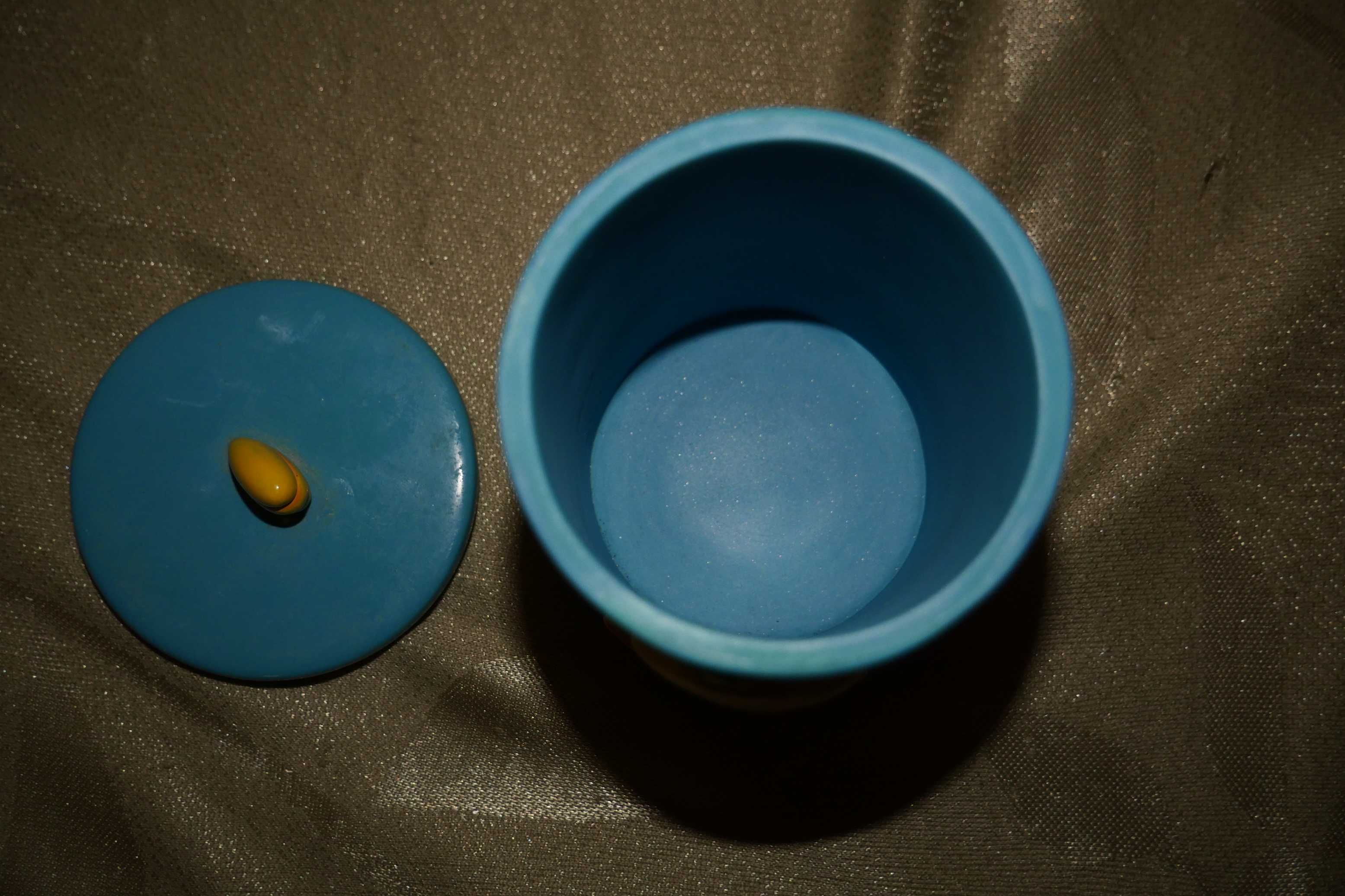 Kubek pojemnik na szczoteczki pasta do zębów wacik patyczki do uszu