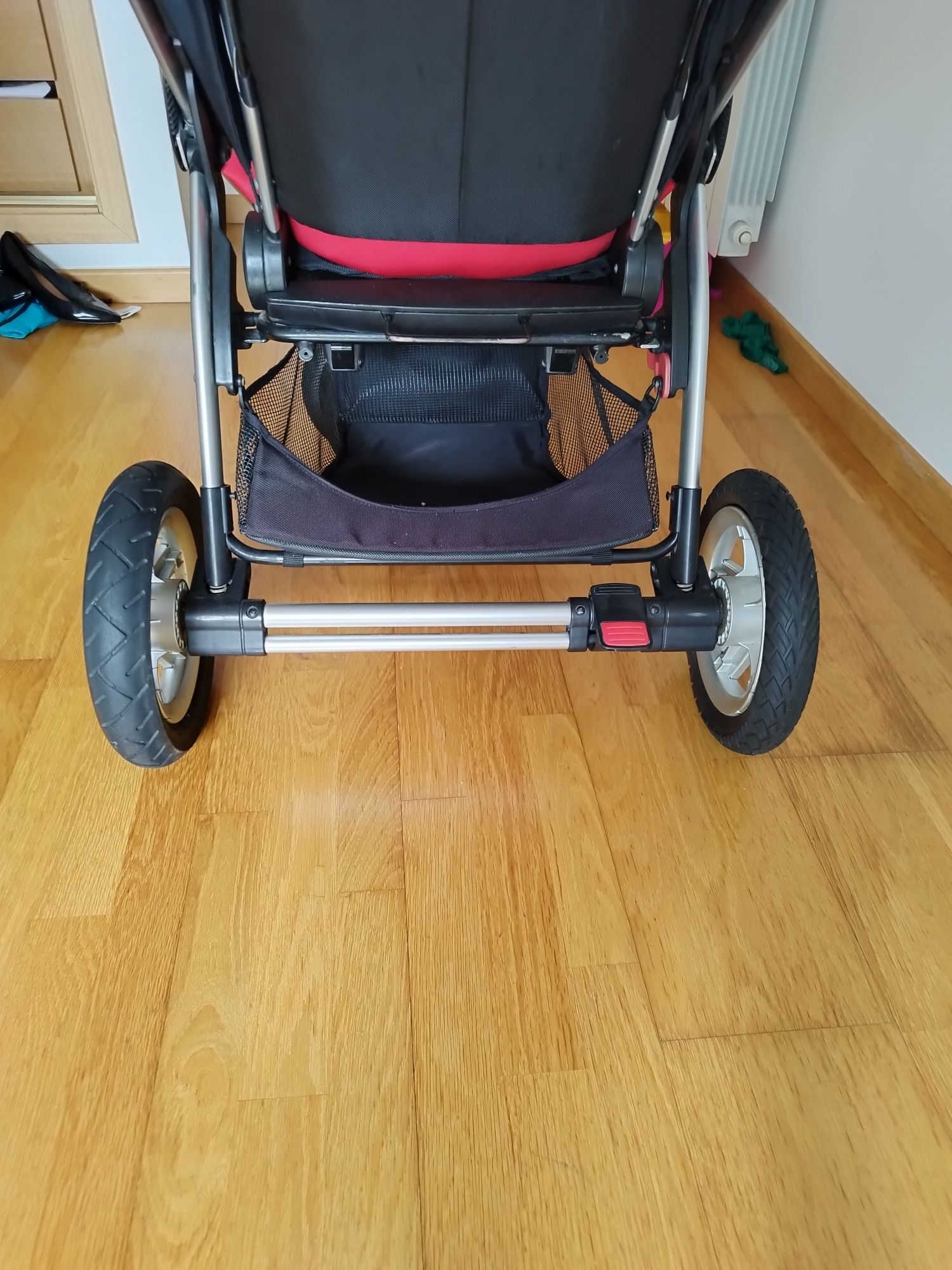 Carrinho de bebê.