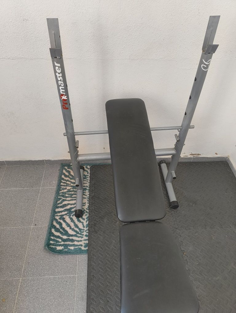 Barra e banco de musculação