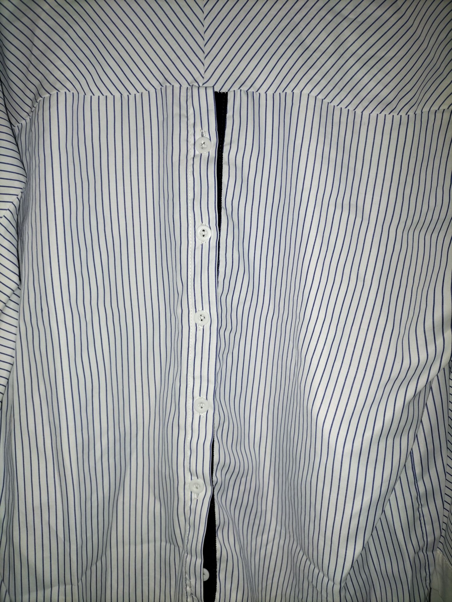 Blusa às riscas azuis e brancas