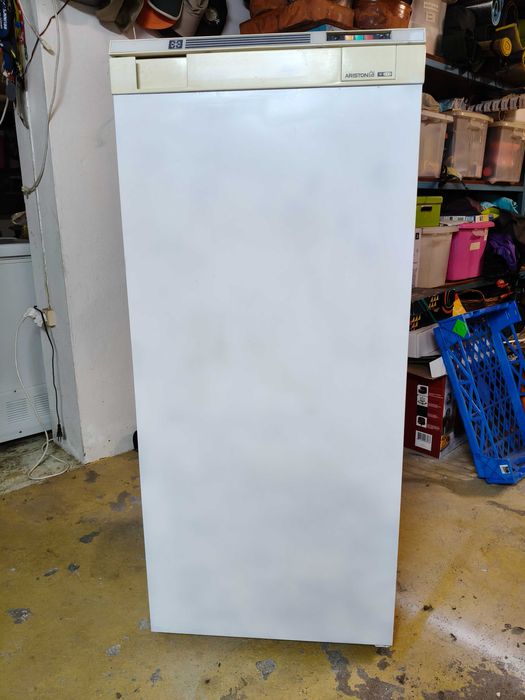 Arca congeladora Ariston vertical
