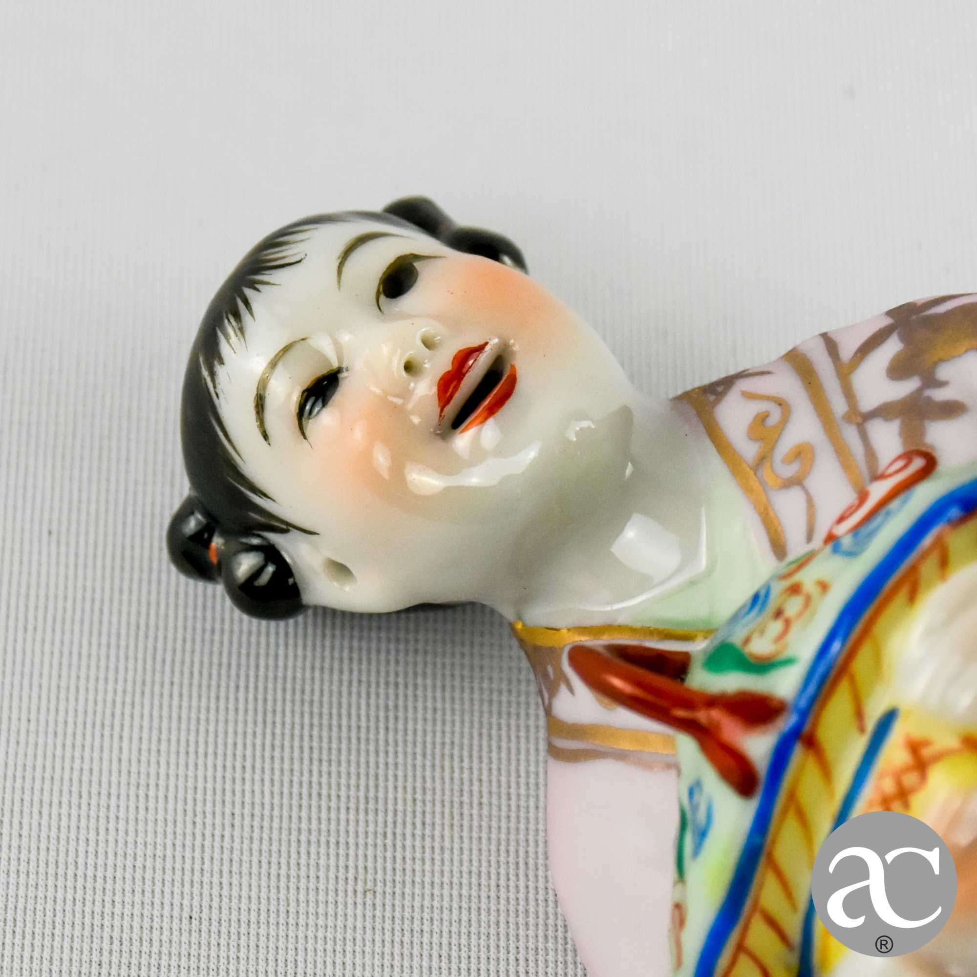 Figura em porcelana da China de mulher Chinesa com cesto de flores