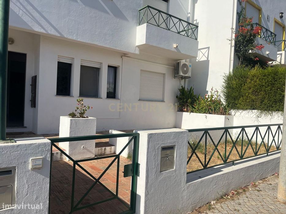 Arrendamento ao Ano! Apartamento perto da Praia, com grande quintal.