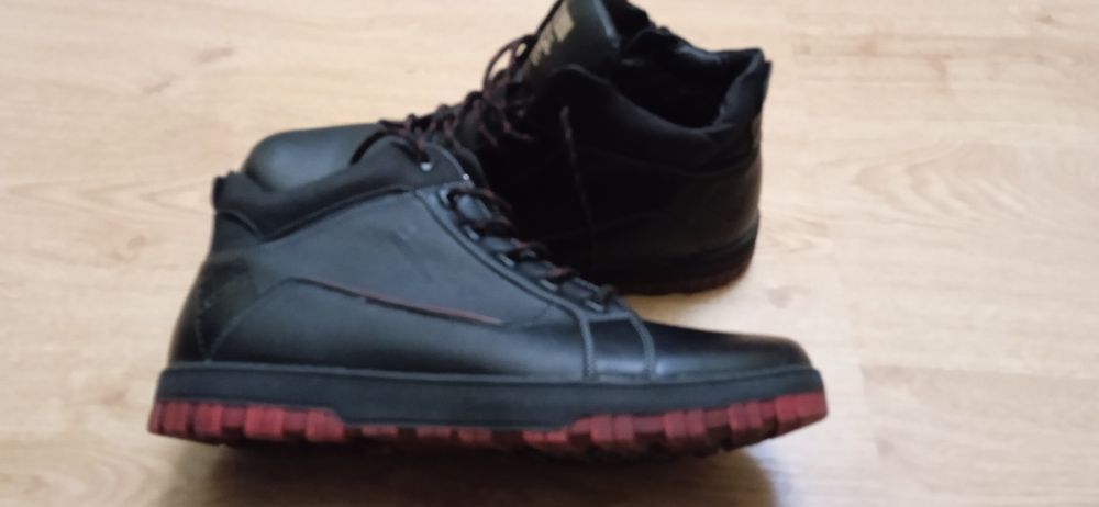 Продам новые ботинки