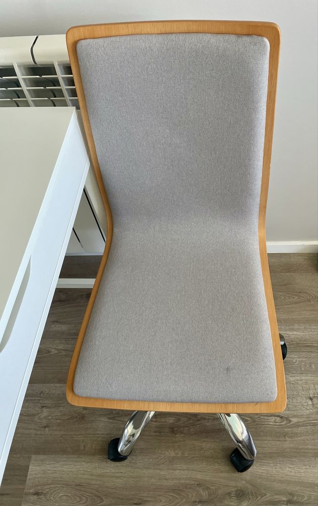 Secretaria branca Ikea com cadeira