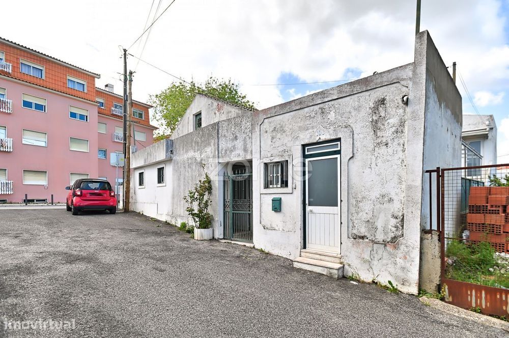 Moradia com duas habitações independentes e sótão no centro da Abób...