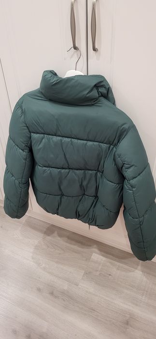 Casaco com novo.Tamanho xs .verde escuro