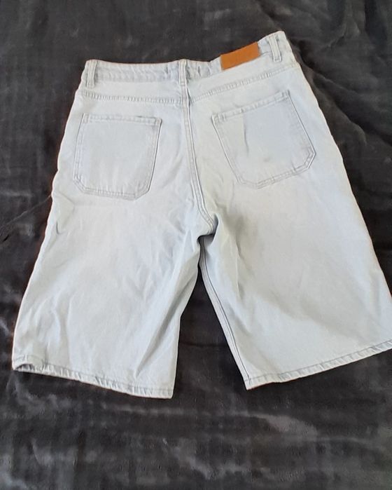 Бермуди,в гармону стані,світло голубого кольору