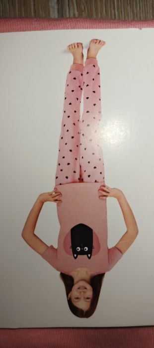 Nowa piżama dziewczęca 134/140 z kotkiem i serduszkami