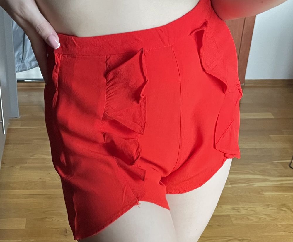Czerwone krótkie spodenki H&M