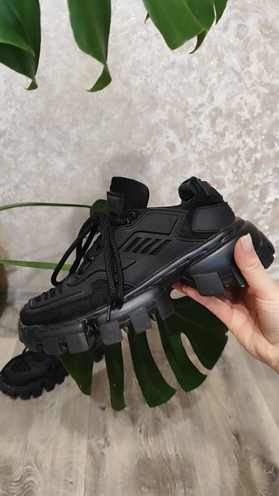 Кросівки  жіночі