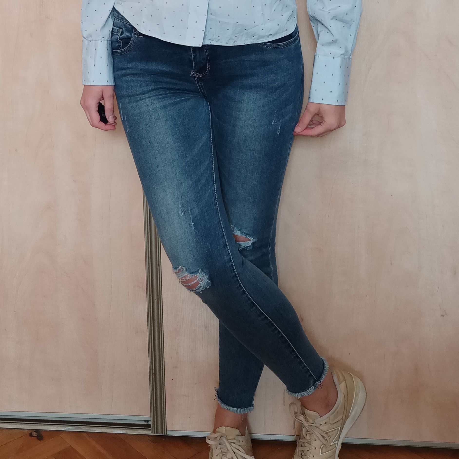 Niebieskie jeansy z przetarciami m/l Fashion Jeans