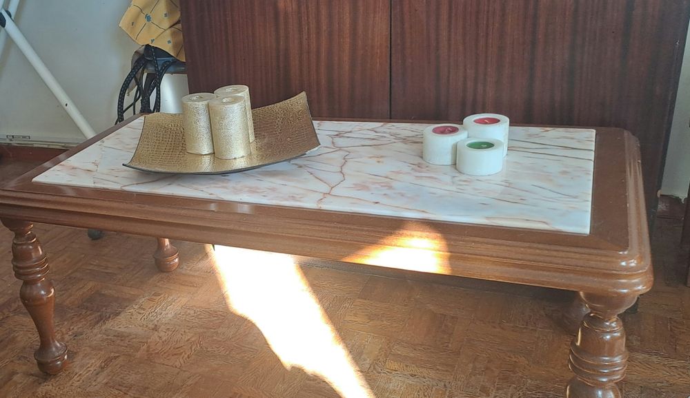 Mesa de centro em bom estado, tampo em mármore.