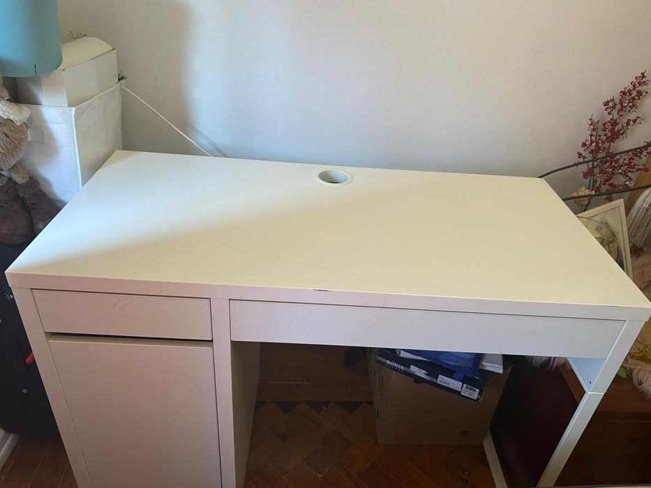 Secretaria usada em bom estado de conservação