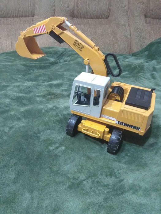 Екскаватор, бульдозер Liebherr Bruder