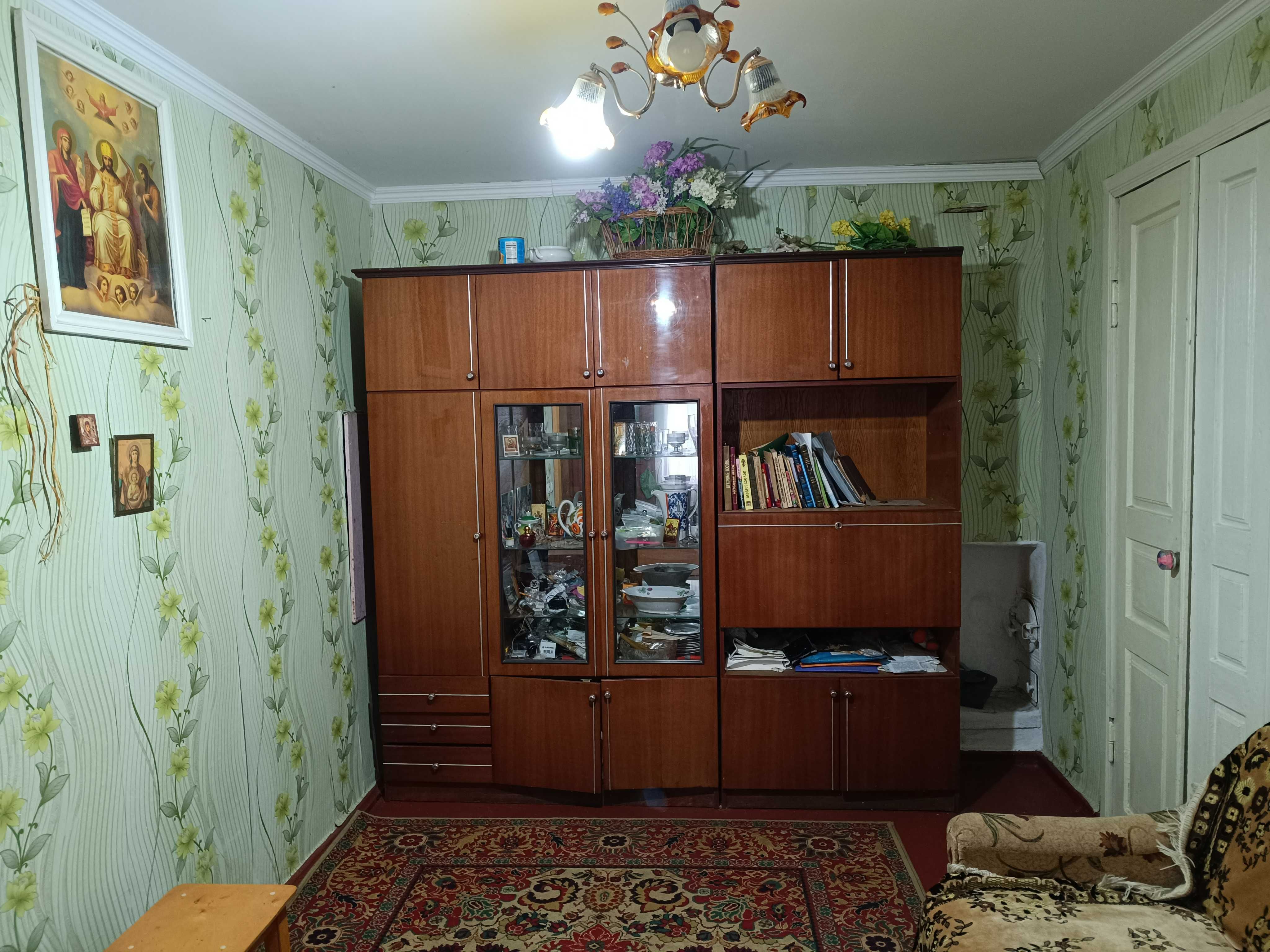 Продається пів будинку на 2частини, кожна зі зручностями, гараж,дворик