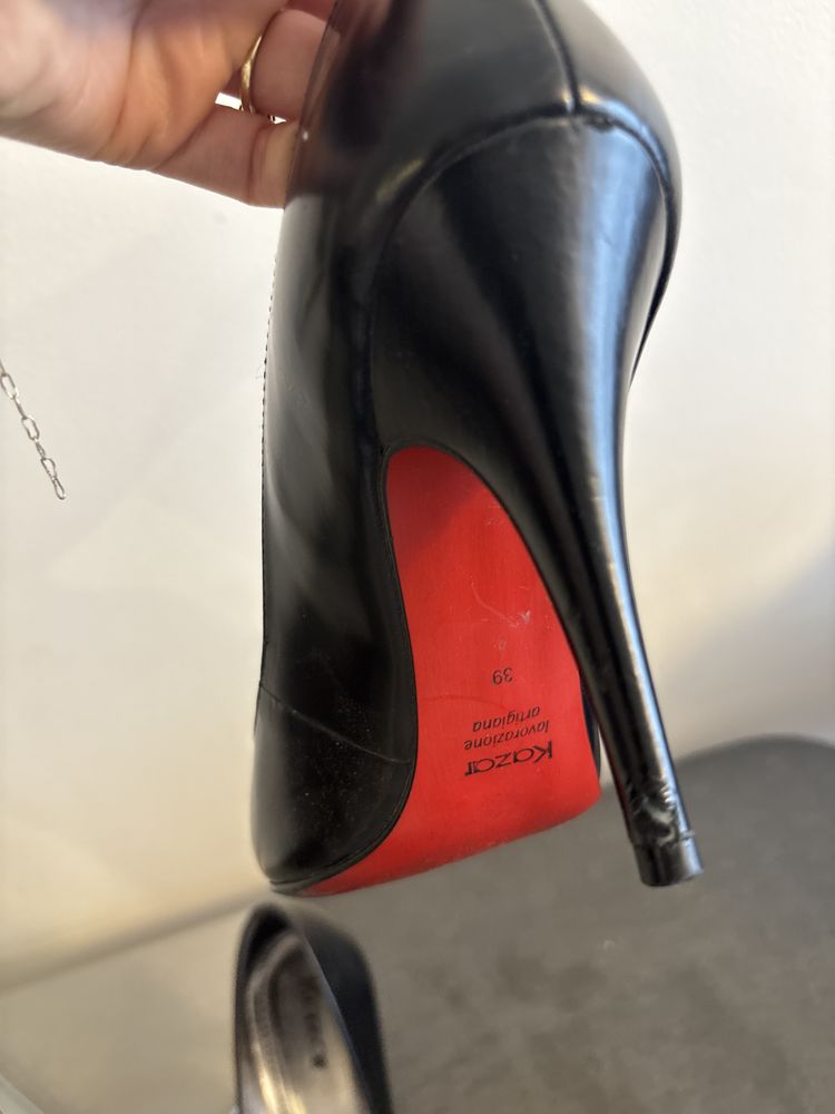 Szpilki czarne Kazar 10cm podeszwa czerwona