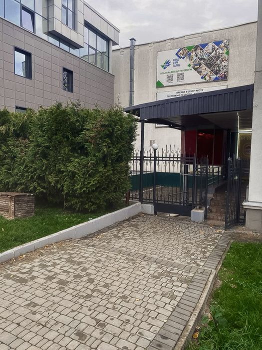 Оренда комерційного приміщення з літнім майданчиком