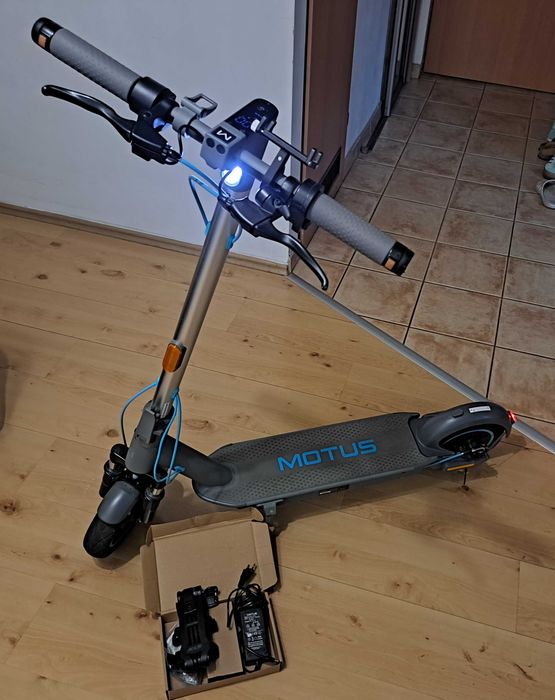 Hulanoga elektryczna Motus scooty 10 plus 2023