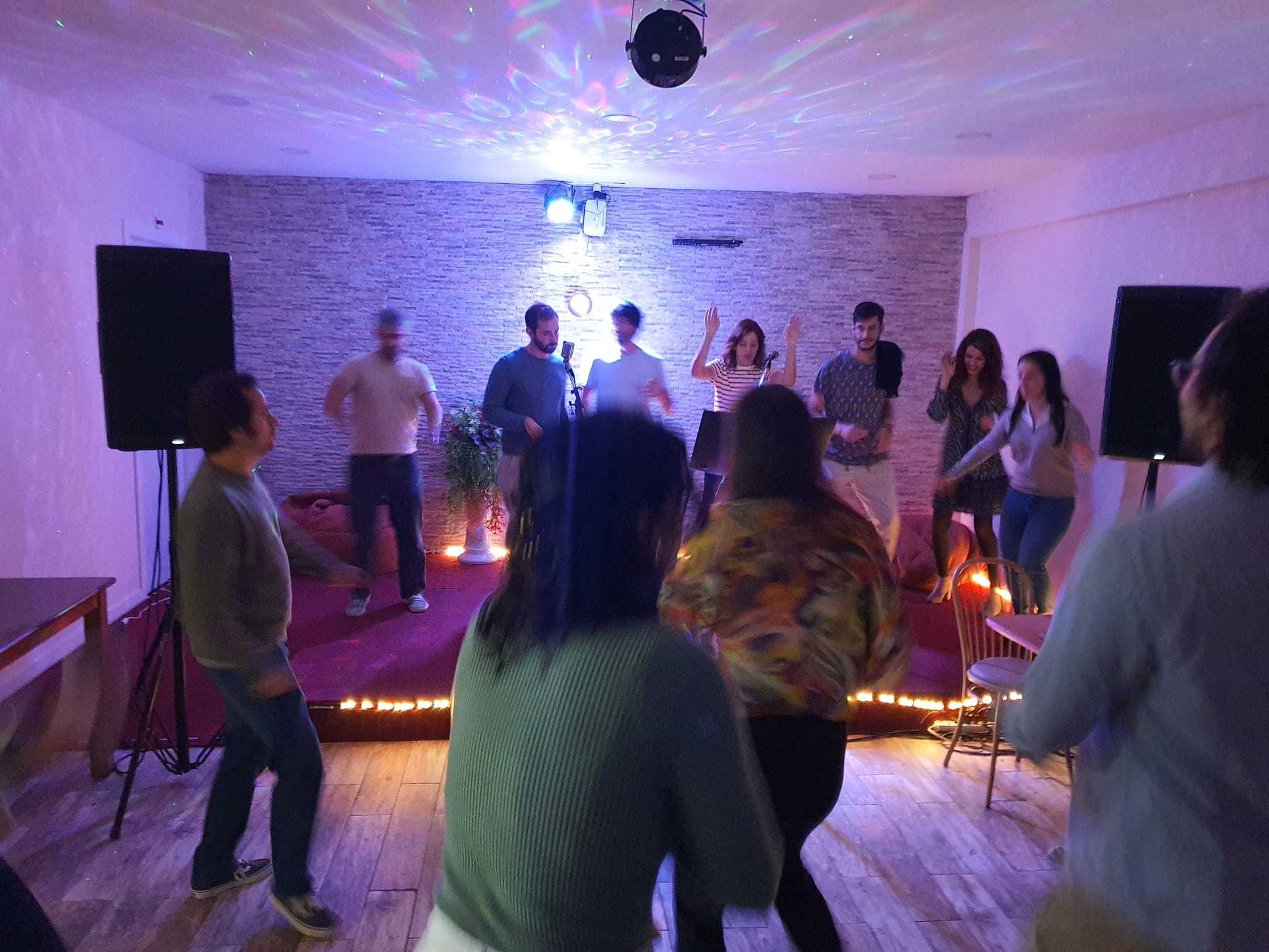 Negócio à venda restaurante equipado com karaokê e espaço de eventos.