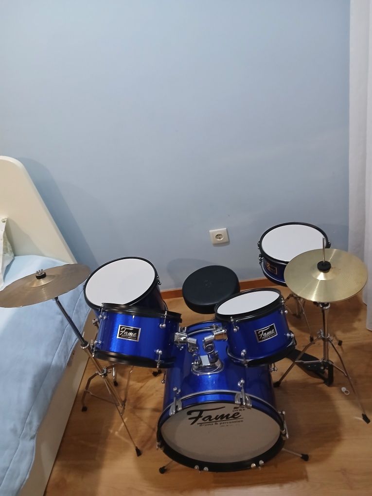 Bateria completa,com pedais e ainda banco apropriado!